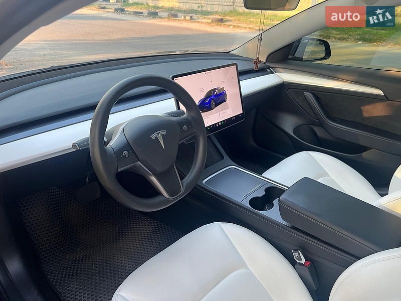 Седан Tesla Model 3 2023 в Днепре