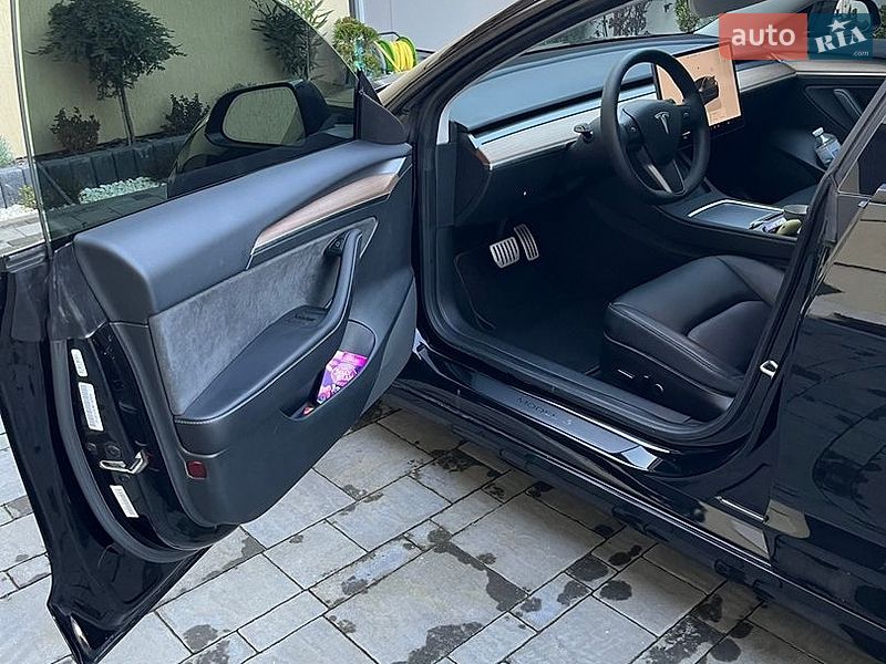 Седан Tesla Model 3 2023 в Львове