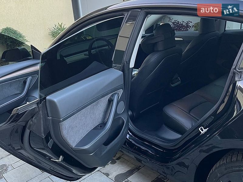 Седан Tesla Model 3 2023 в Львове