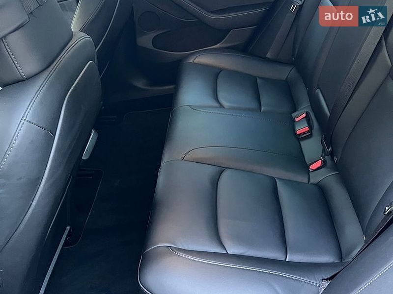 Седан Tesla Model 3 2023 в Львове
