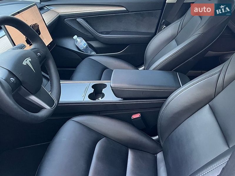 Седан Tesla Model 3 2023 в Львове