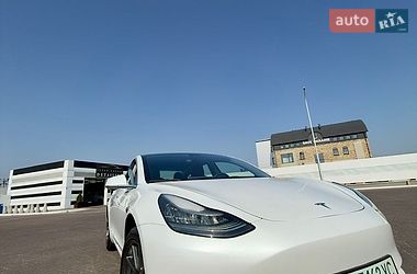 Tesla Model 3  2019