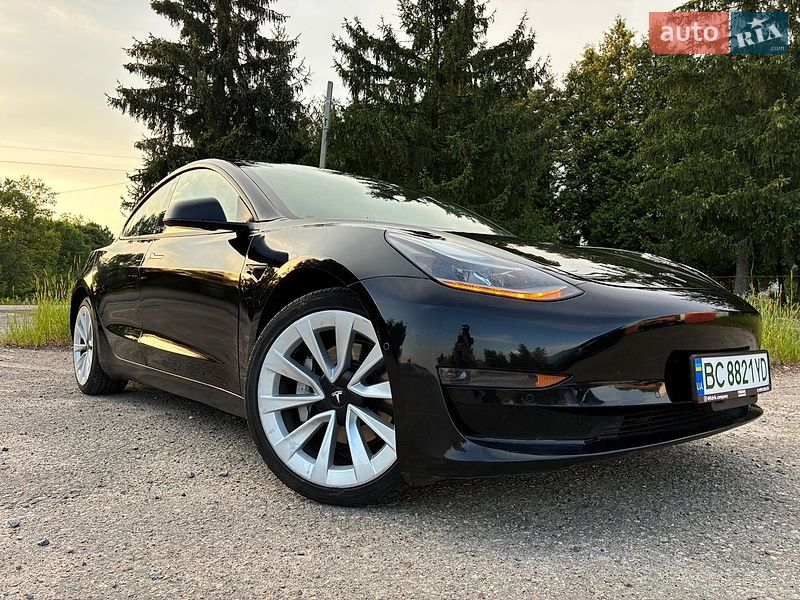 Седан Tesla Model 3 2022 в Дрогобичі