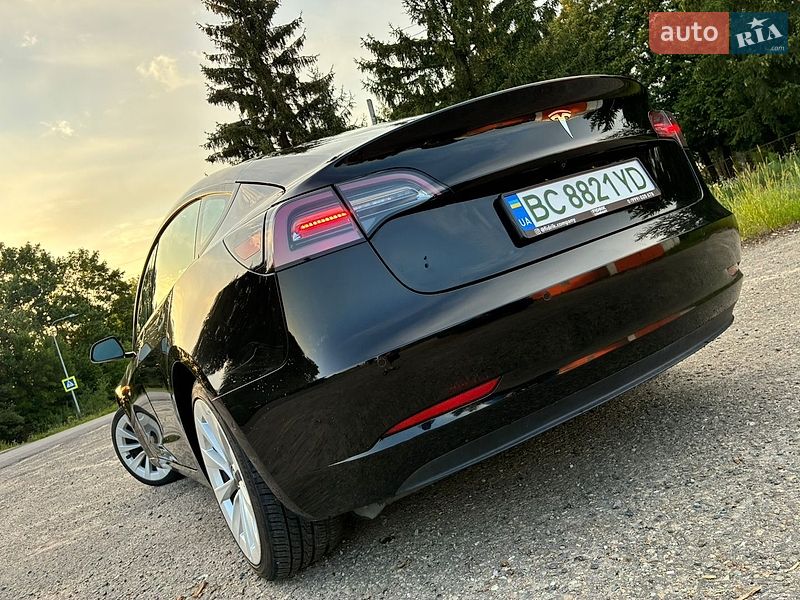 Седан Tesla Model 3 2022 в Дрогобичі