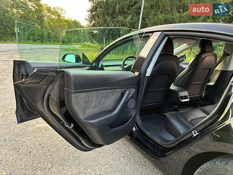 Седан Tesla Model 3 2022 в Дрогобичі