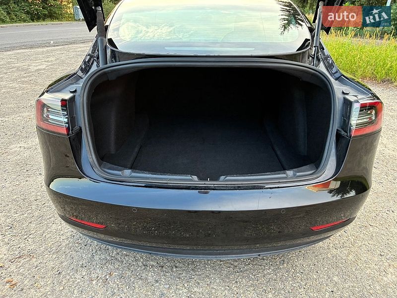 Седан Tesla Model 3 2022 в Дрогобичі