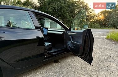 Седан Tesla Model 3 2022 в Дрогобичі