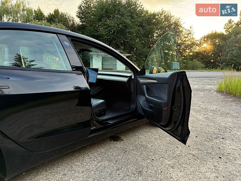 Седан Tesla Model 3 2022 в Дрогобичі