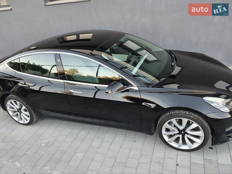 Седан Tesla Model 3 2019 в Івано-Франківську