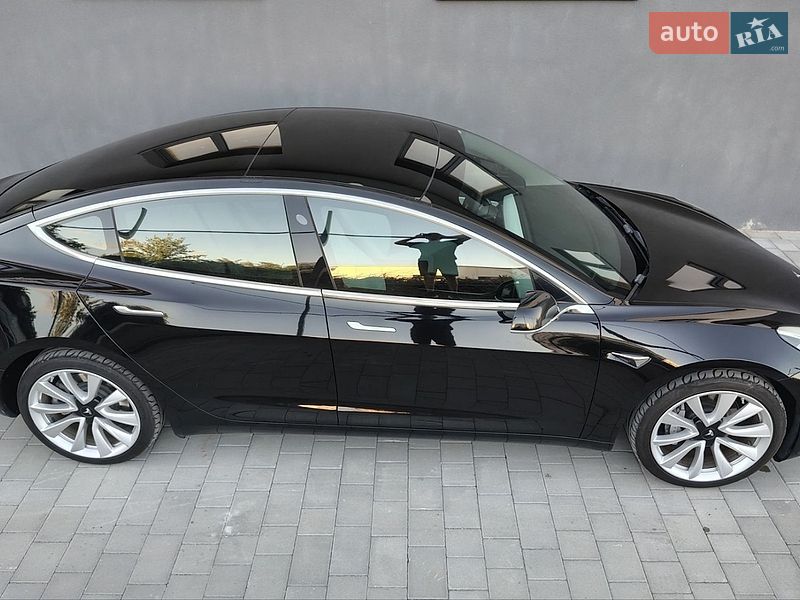 Седан Tesla Model 3 2019 в Івано-Франківську