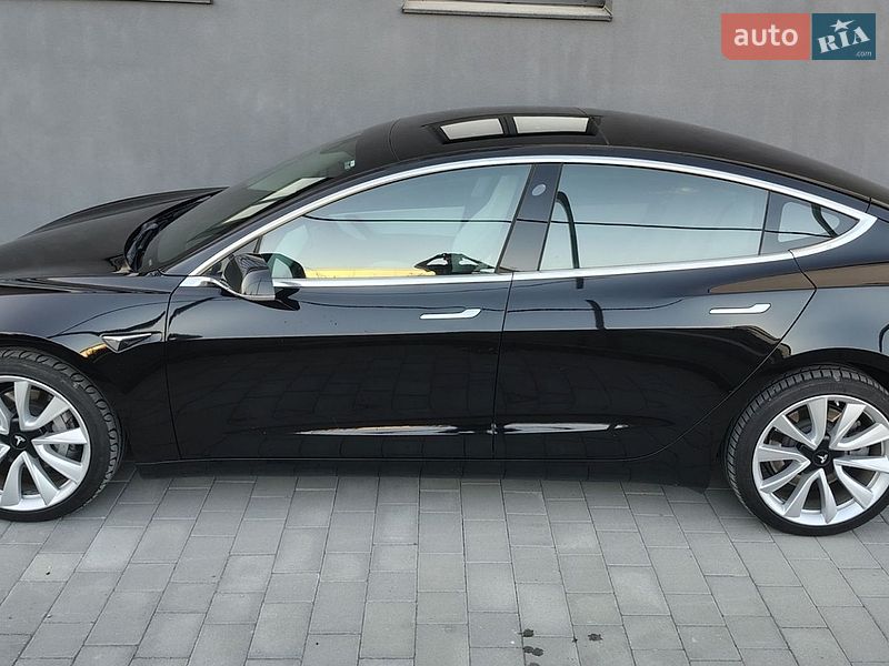 Седан Tesla Model 3 2019 в Івано-Франківську