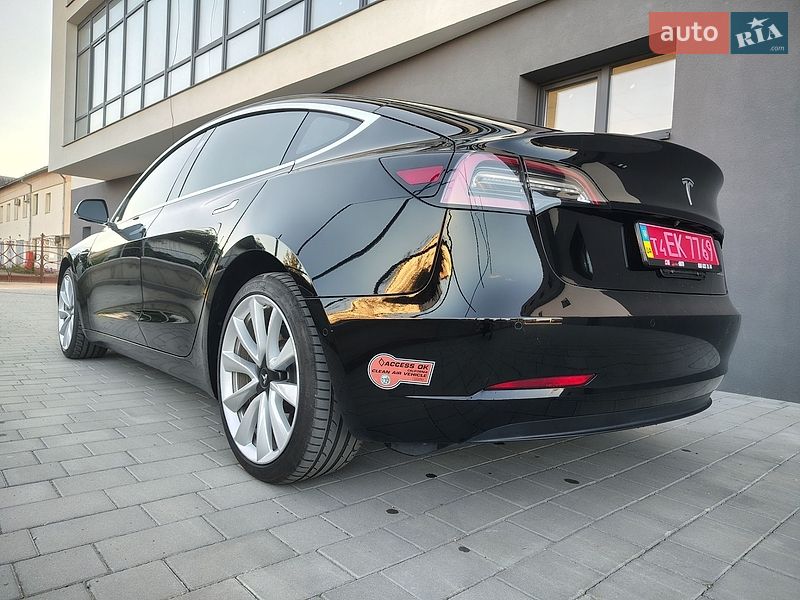 Седан Tesla Model 3 2019 в Івано-Франківську