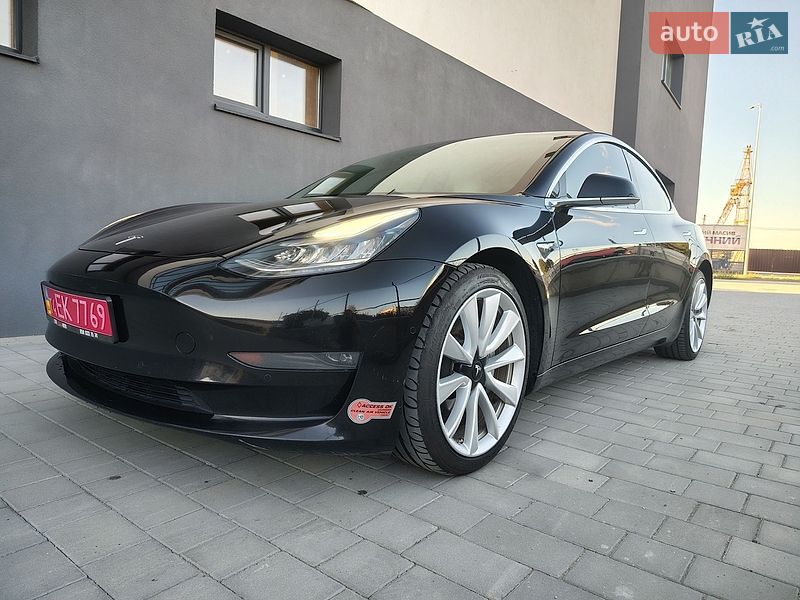 Седан Tesla Model 3 2019 в Івано-Франківську