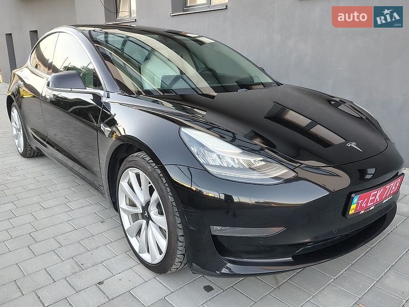 Седан Tesla Model 3 2019 в Івано-Франківську