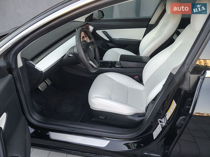 Седан Tesla Model 3 2019 в Івано-Франківську