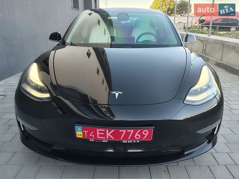 Седан Tesla Model 3 2019 в Івано-Франківську