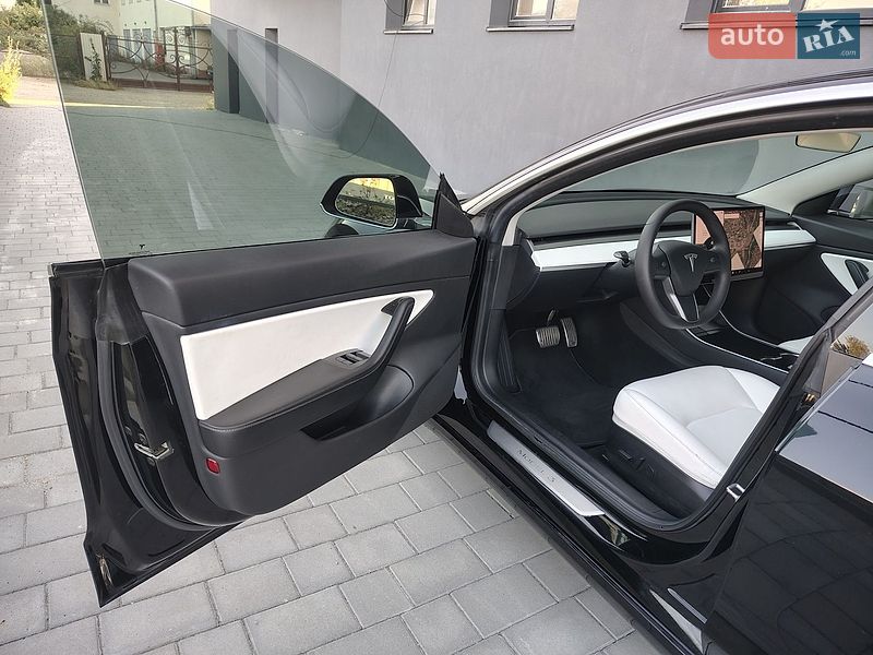 Седан Tesla Model 3 2019 в Івано-Франківську