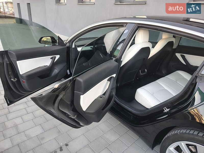 Седан Tesla Model 3 2019 в Івано-Франківську