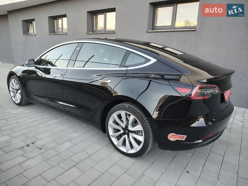 Седан Tesla Model 3 2019 в Івано-Франківську