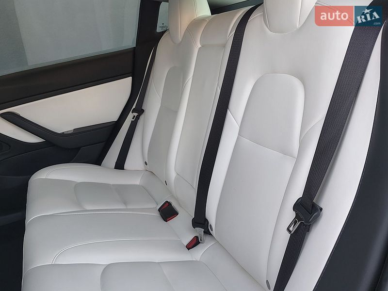 Седан Tesla Model 3 2019 в Івано-Франківську