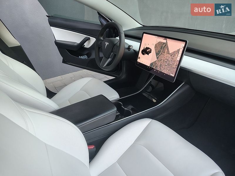 Седан Tesla Model 3 2019 в Івано-Франківську
