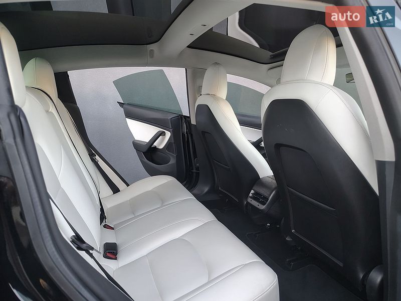 Седан Tesla Model 3 2019 в Івано-Франківську