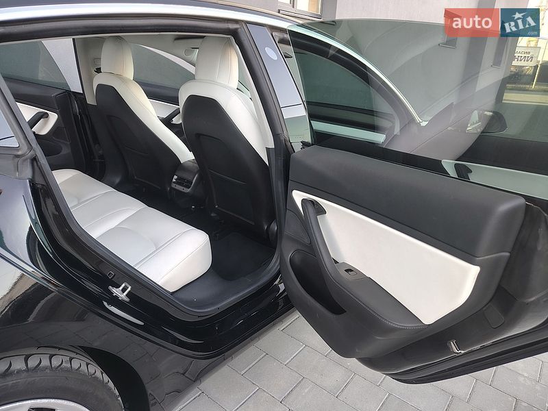 Седан Tesla Model 3 2019 в Івано-Франківську