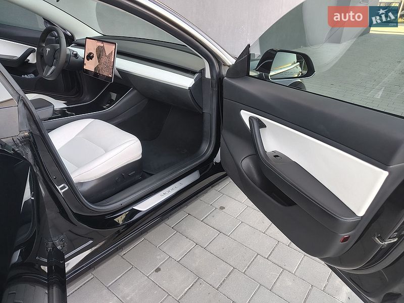 Седан Tesla Model 3 2019 в Івано-Франківську