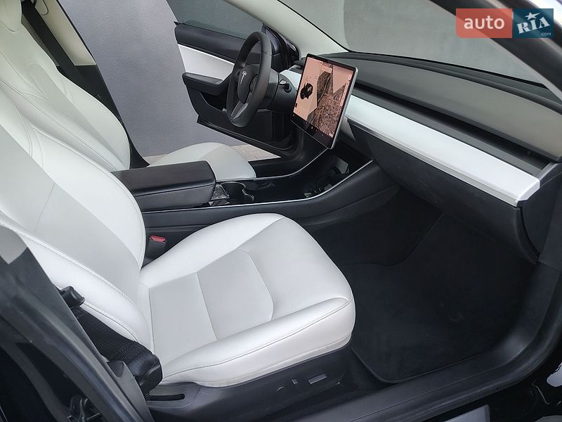 Седан Tesla Model 3 2019 в Івано-Франківську