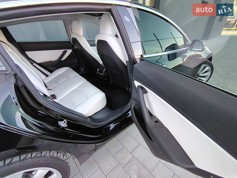 Седан Tesla Model 3 2019 в Івано-Франківську