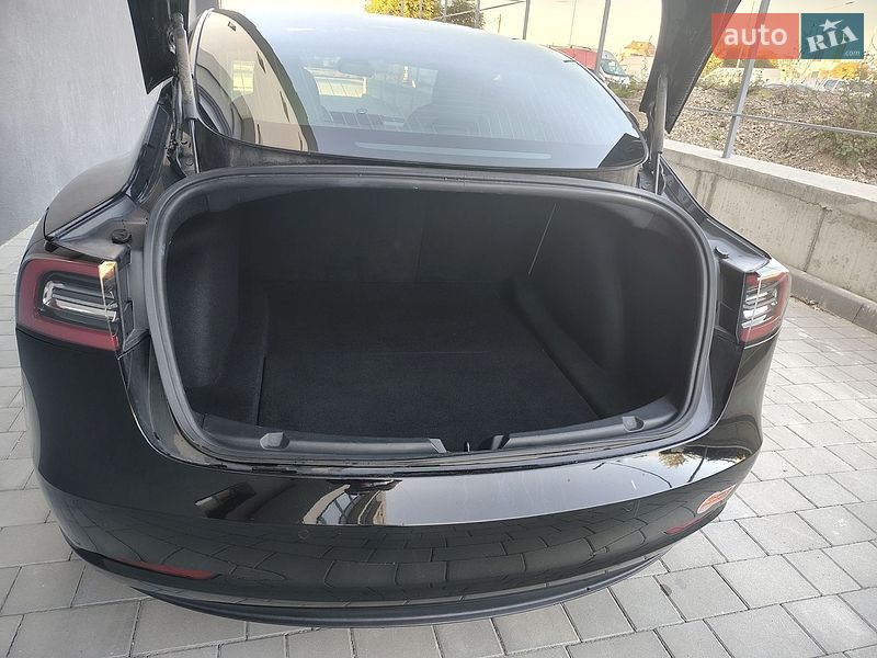 Седан Tesla Model 3 2019 в Івано-Франківську