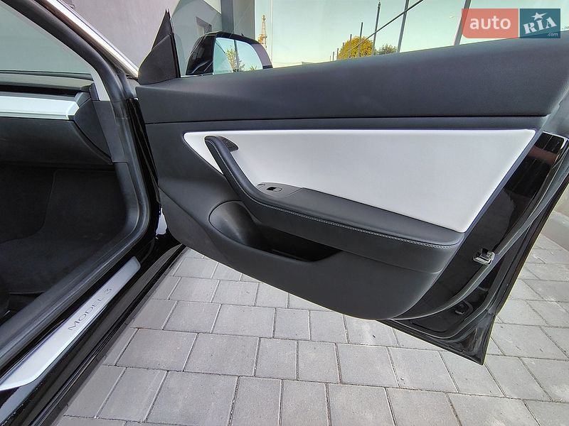 Седан Tesla Model 3 2019 в Івано-Франківську