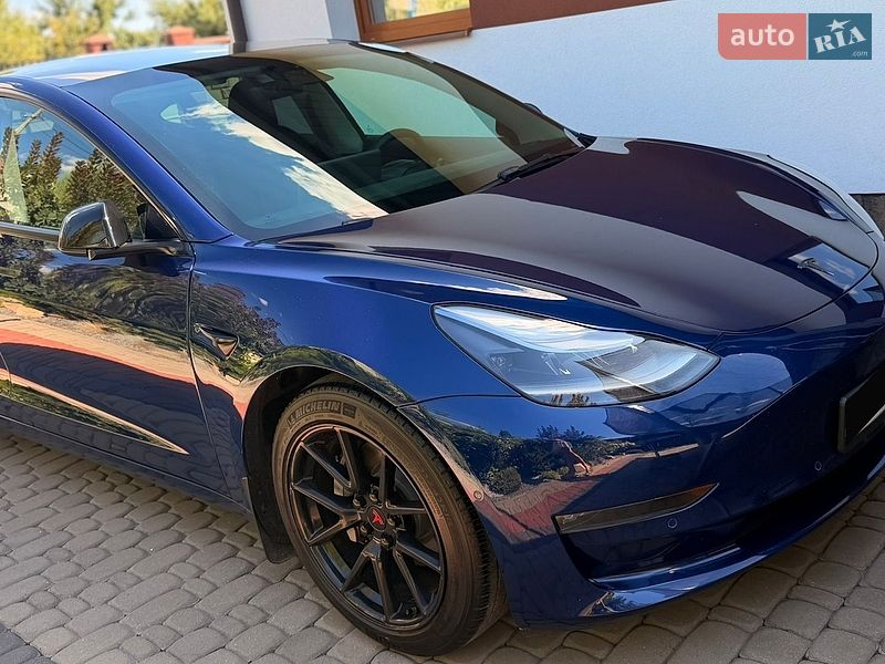 Седан Tesla Model 3 2022 в Ровно