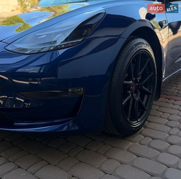Седан Tesla Model 3 2022 в Ровно
