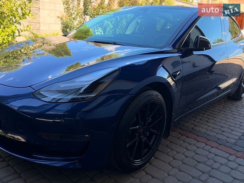 Седан Tesla Model 3 2022 в Ровно