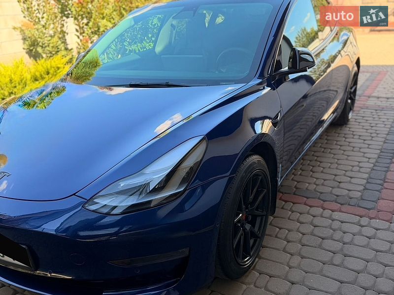 Седан Tesla Model 3 2022 в Ровно