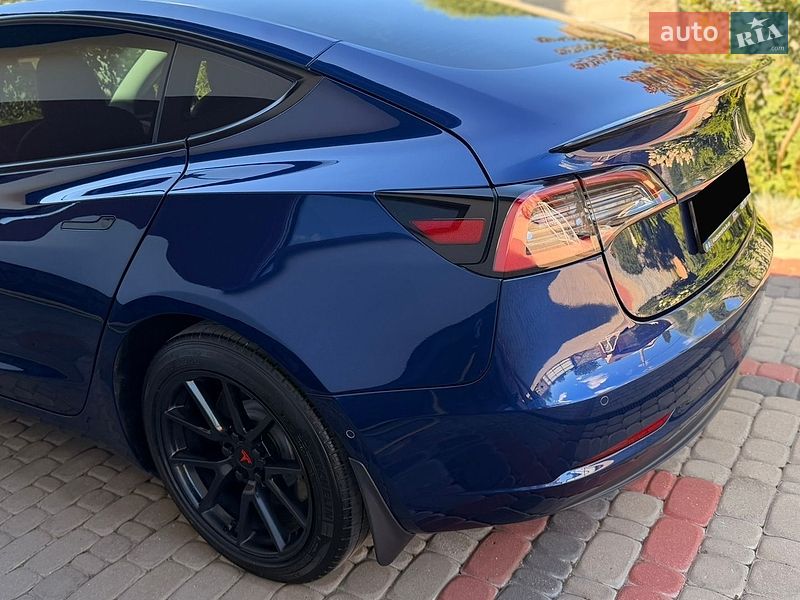 Седан Tesla Model 3 2022 в Ровно