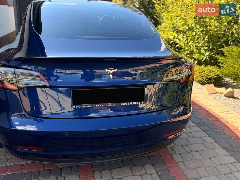 Седан Tesla Model 3 2022 в Ровно