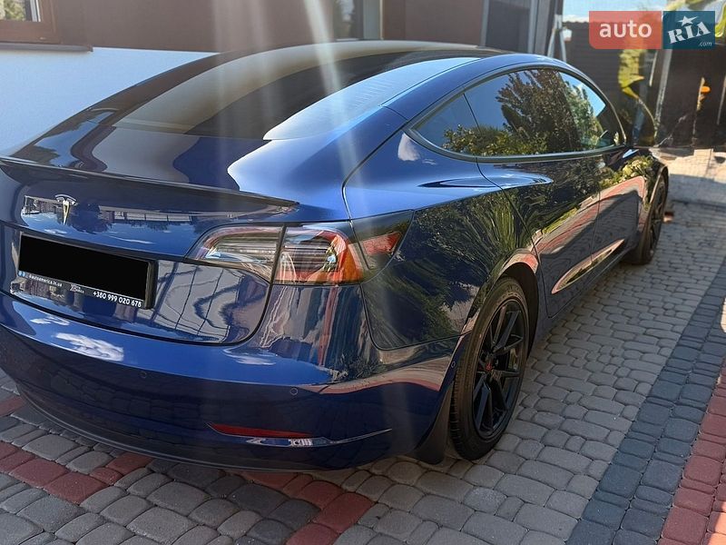 Седан Tesla Model 3 2022 в Ровно