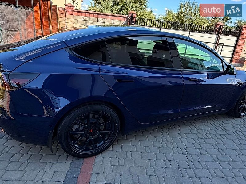 Седан Tesla Model 3 2022 в Ровно