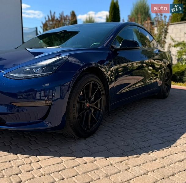 Седан Tesla Model 3 2022 в Ровно
