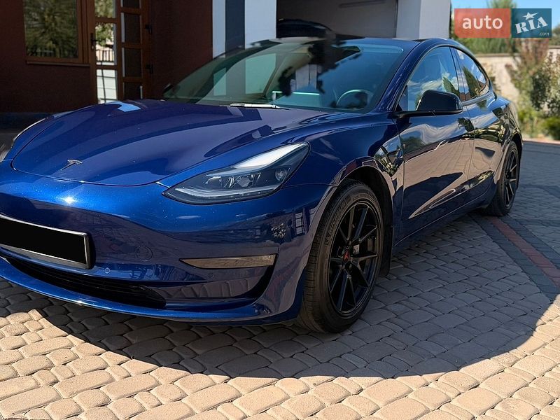 Седан Tesla Model 3 2022 в Ровно