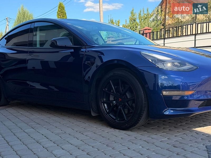 Седан Tesla Model 3 2022 в Ровно