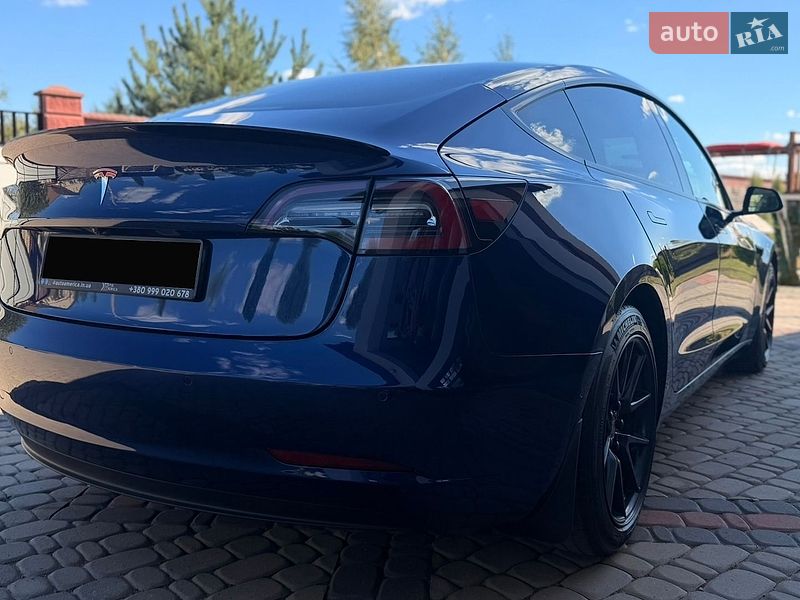 Седан Tesla Model 3 2022 в Ровно