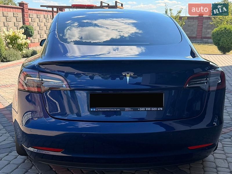Седан Tesla Model 3 2022 в Ровно