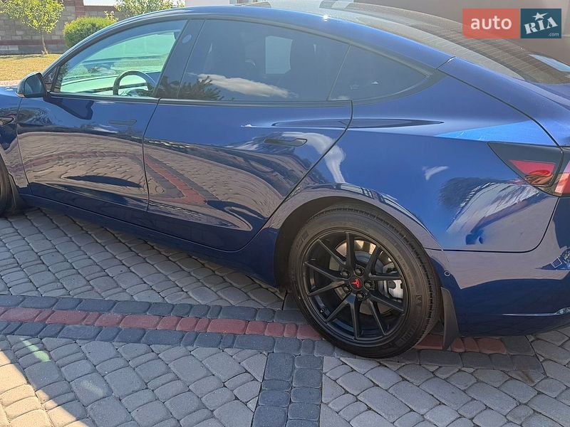 Седан Tesla Model 3 2022 в Ровно