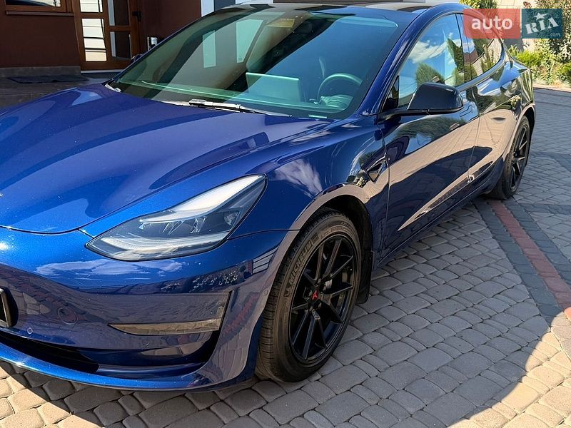 Седан Tesla Model 3 2022 в Ровно