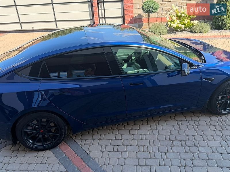 Седан Tesla Model 3 2022 в Ровно