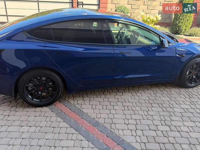 Седан Tesla Model 3 2022 в Ровно