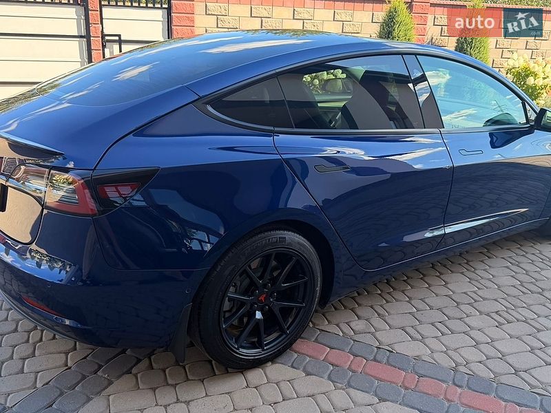 Седан Tesla Model 3 2022 в Ровно
